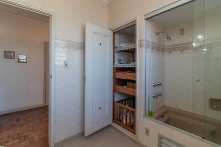 Casa à venda com 320m², 6 quartos e 2 vagas Casa à venda com 320m², 6 quartos e 2 vagasBanheiro Social