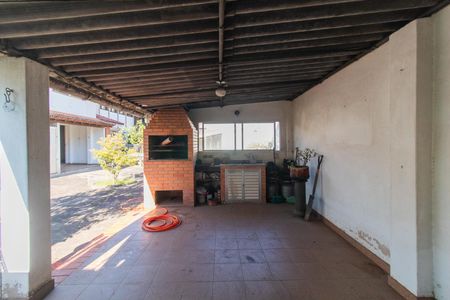 Casa à venda com 320m², 6 quartos e 2 vagas Casa à venda com 320m², 6 quartos e 2 vagasÁrea comum - Churrasqueira