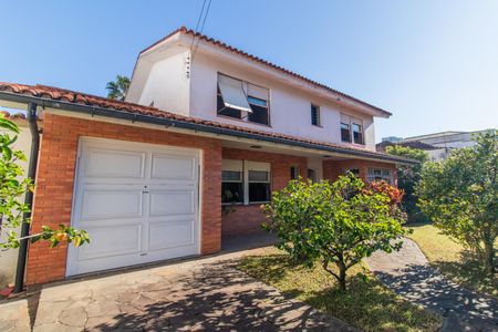 Casa à venda com 320m², 6 quartos e 2 vagas Casa à venda com 320m², 6 quartos e 2 vagasFachada