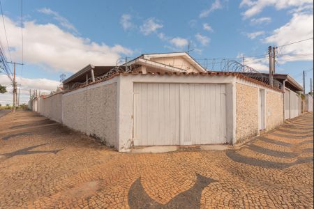 Casa à venda com 279m², 2 quartos e 3 vagas Casa à venda com 279m², 2 quartos e 3 vagasFachada