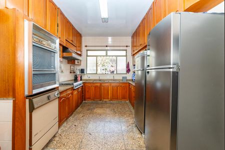 Casa à venda com 350m², 4 quartos e 2 vagas Casa à venda com 350m², 4 quartos e 2 vagasCozinha