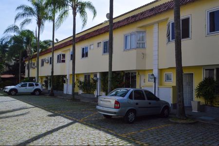 Casa de condomínio para alugar com 112m², 3 quartos e 2 vagas Casa de condomínio para alugar com 112m², 3 quartos e 2 vagasFachada