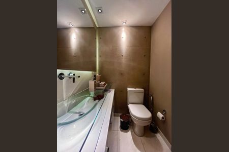 Apartamento à venda com 140m², 2 quartos e 4 vagas Apartamento à venda com 140m², 2 quartos e 4 vagasBanheiro da Suíte