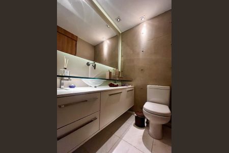 Apartamento à venda com 140m², 2 quartos e 4 vagas Apartamento à venda com 140m², 2 quartos e 4 vagasBanheiro da Suíte