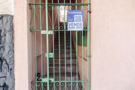 Casa à venda com 168m², 2 quartos e 2 vagas Casa à venda com 168m², 2 quartos e 2 vagasFachada