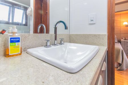 Casa de condomínio à venda com 182m², 3 quartos e 2 vagas Casa de condomínio à venda com 182m², 3 quartos e 2 vagasBanheiro da Suíte