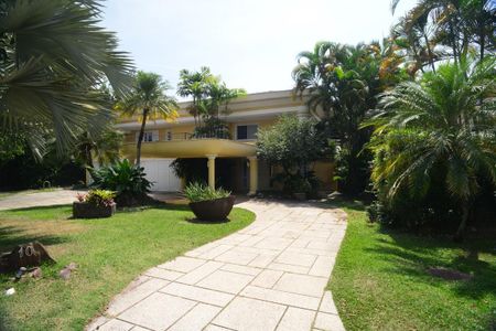 Casa à venda com 1032m², 5 quartos e 3 vagas Casa à venda com 1032m², 5 quartos e 3 vagasFachada