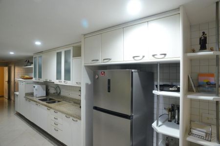 Casa à venda com 1032m², 5 quartos e 3 vagas Casa à venda com 1032m², 5 quartos e 3 vagasCozinha