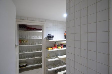 Casa à venda com 1032m², 5 quartos e 3 vagas Casa à venda com 1032m², 5 quartos e 3 vagasDespensa