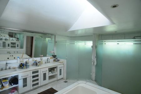 Casa à venda com 1032m², 5 quartos e 3 vagas Casa à venda com 1032m², 5 quartos e 3 vagasBanheiro Suíte Principal