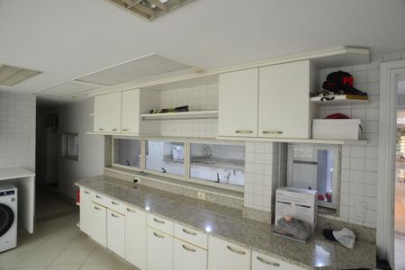 Casa à venda com 1032m², 5 quartos e 3 vagas Casa à venda com 1032m², 5 quartos e 3 vagasÁrea de Serviço