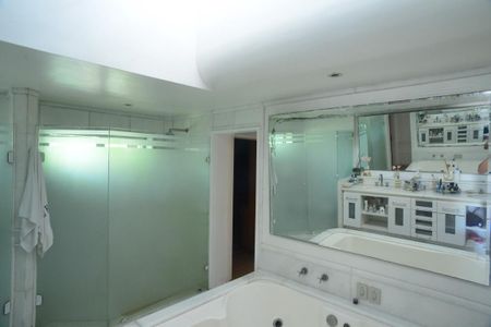 Casa à venda com 1032m², 5 quartos e 3 vagas Casa à venda com 1032m², 5 quartos e 3 vagasBanheiro Suíte Principal