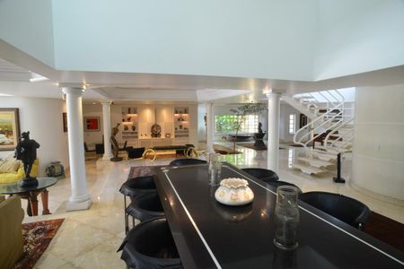 Casa à venda com 1032m², 5 quartos e 3 vagas Casa à venda com 1032m², 5 quartos e 3 vagasSala Principal