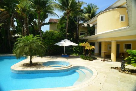 Casa à venda com 1032m², 5 quartos e 3 vagas Casa à venda com 1032m², 5 quartos e 3 vagasÁrea Externa - Piscina