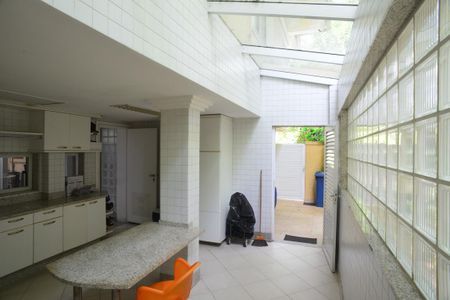 Casa à venda com 1032m², 5 quartos e 3 vagas Casa à venda com 1032m², 5 quartos e 3 vagasÁrea de Serviço