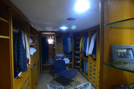 Casa à venda com 1032m², 5 quartos e 3 vagas Casa à venda com 1032m², 5 quartos e 3 vagasCloset Suíte Principal