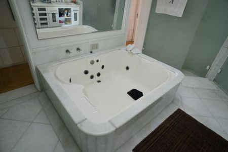 Casa à venda com 1032m², 5 quartos e 3 vagas Casa à venda com 1032m², 5 quartos e 3 vagasBanheiro Suíte Principal