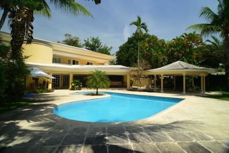 Casa à venda com 1032m², 5 quartos e 3 vagas Casa à venda com 1032m², 5 quartos e 3 vagasÁrea Externa - Piscina