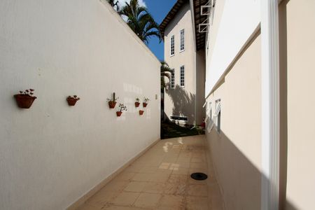 Casa à venda com 574m², 4 quartos e 7 vagasCorredor lateral