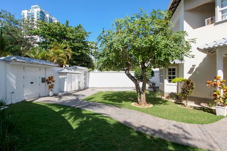 Casa à venda com 574m², 4 quartos e 7 vagasQuintal da entrada