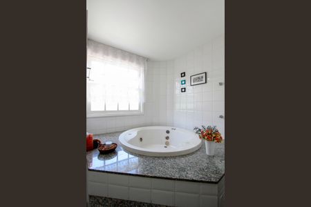 Casa à venda com 574m², 4 quartos e 7 vagasBanheiro Suíte 1