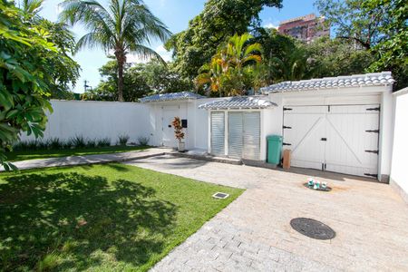 Casa à venda com 574m², 4 quartos e 7 vagasQuintal da entrada