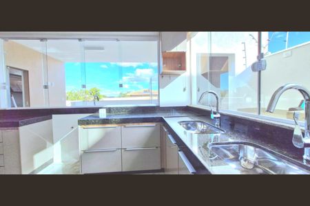 Casa à venda com 450m², 4 quartos e 4 vagasCozinha