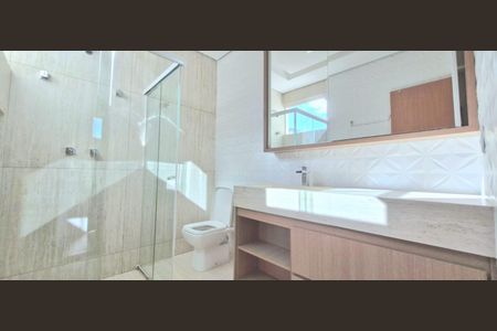 Casa à venda com 450m², 4 quartos e 4 vagasBanheiro Suíte 2