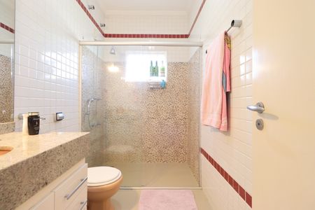 Casa para alugar com 430m², 6 quartos e 4 vagasBanheiro da Suíte 1