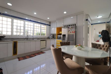 Casa para alugar com 430m², 6 quartos e 4 vagasCozinha