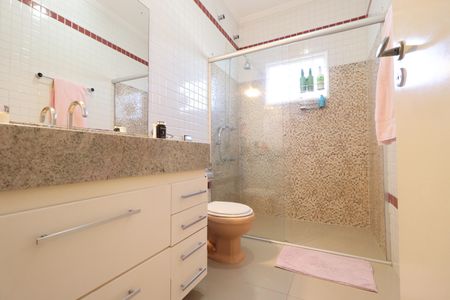 Casa para alugar com 430m², 6 quartos e 4 vagasBanheiro da Suíte 1