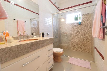 Casa para alugar com 430m², 6 quartos e 4 vagasBanheiro da Suíte 1