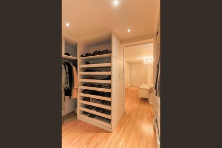 Apartamento à venda com 178m², 3 quartos e 2 vagas Apartamento à venda com 178m², 3 quartos e 2 vagasCloset da suíte 1