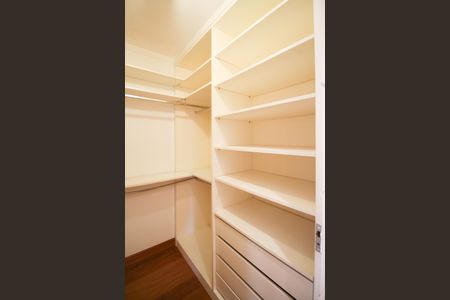 Apartamento à venda com 128m², 3 quartos e 2 vagas Apartamento à venda com 128m², 3 quartos e 2 vagasCloset da suíte 1