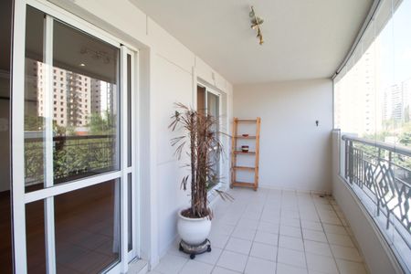 Apartamento à venda com 128m², 3 quartos e 2 vagas Apartamento à venda com 128m², 3 quartos e 2 vagasVaranda
