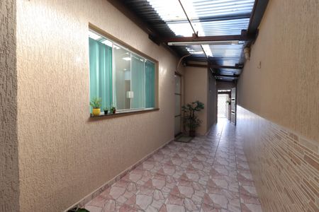 Casa à venda com 145m², 2 quartos e 2 vagasCorredor externo