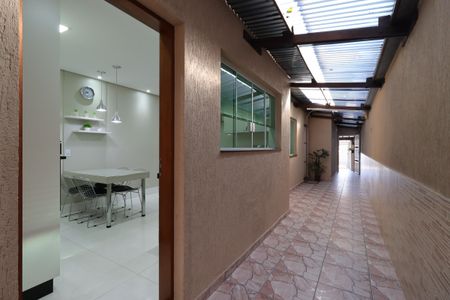 Casa à venda com 145m², 2 quartos e 2 vagasCorredor externo