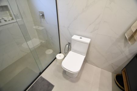 Casa de condomínio à venda com 229m², 3 quartos e 4 vagasBanheiro do Quarto 1