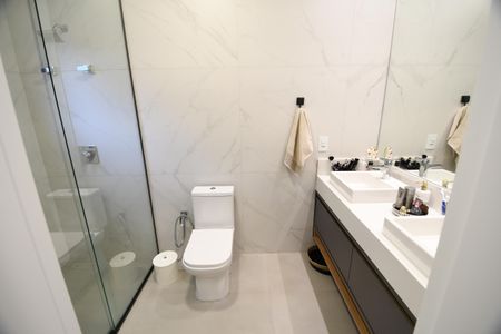 Casa de condomínio à venda com 229m², 3 quartos e 4 vagasBanheiro do Quarto 1