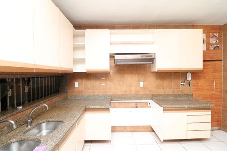 Casa para alugar com 503m², 3 quartos e 2 vagasCozinha