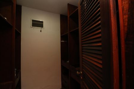 Casa para alugar com 503m², 3 quartos e 2 vagasCloset da suíte