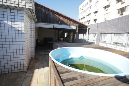 Apartamento à venda com 280m², 5 quartos e 2 vagas Apartamento à venda com 280m², 5 quartos e 2 vagasÁrea comum - Piscina