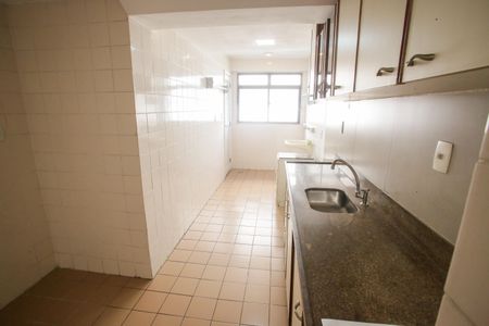 Apartamento à venda com 280m², 5 quartos e 2 vagas Apartamento à venda com 280m², 5 quartos e 2 vagasCozinha e Área de Serviço