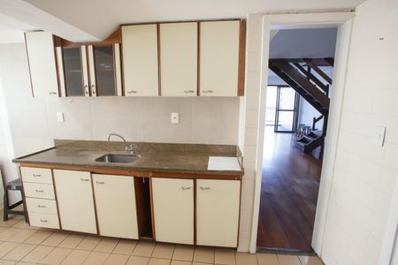 Apartamento à venda com 280m², 5 quartos e 2 vagas Apartamento à venda com 280m², 5 quartos e 2 vagasCozinha e Área de Serviço