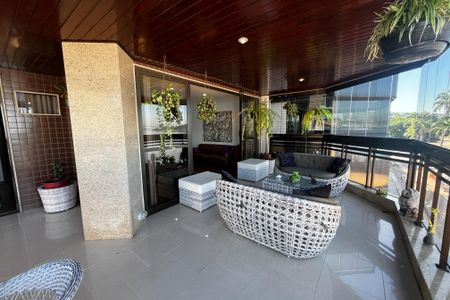 Apartamento à venda com 230m², 3 quartos e 2 vagas Apartamento à venda com 230m², 3 quartos e 2 vagasVaranda