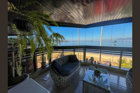 Apartamento à venda com 230m², 3 quartos e 2 vagas Apartamento à venda com 230m², 3 quartos e 2 vagasVaranda