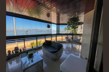 Apartamento à venda com 230m², 3 quartos e 2 vagas Apartamento à venda com 230m², 3 quartos e 2 vagasVaranda