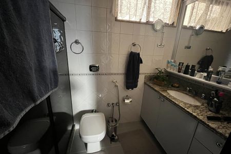 Apartamento à venda com 230m², 3 quartos e 2 vagas Apartamento à venda com 230m², 3 quartos e 2 vagasBanheiro da Suíte