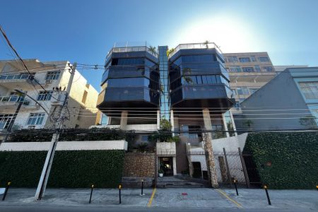 Apartamento à venda com 230m², 3 quartos e 2 vagas Apartamento à venda com 230m², 3 quartos e 2 vagasFachada