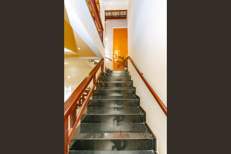 Casa à venda com 297m², 4 quartos e 4 vagasEscada